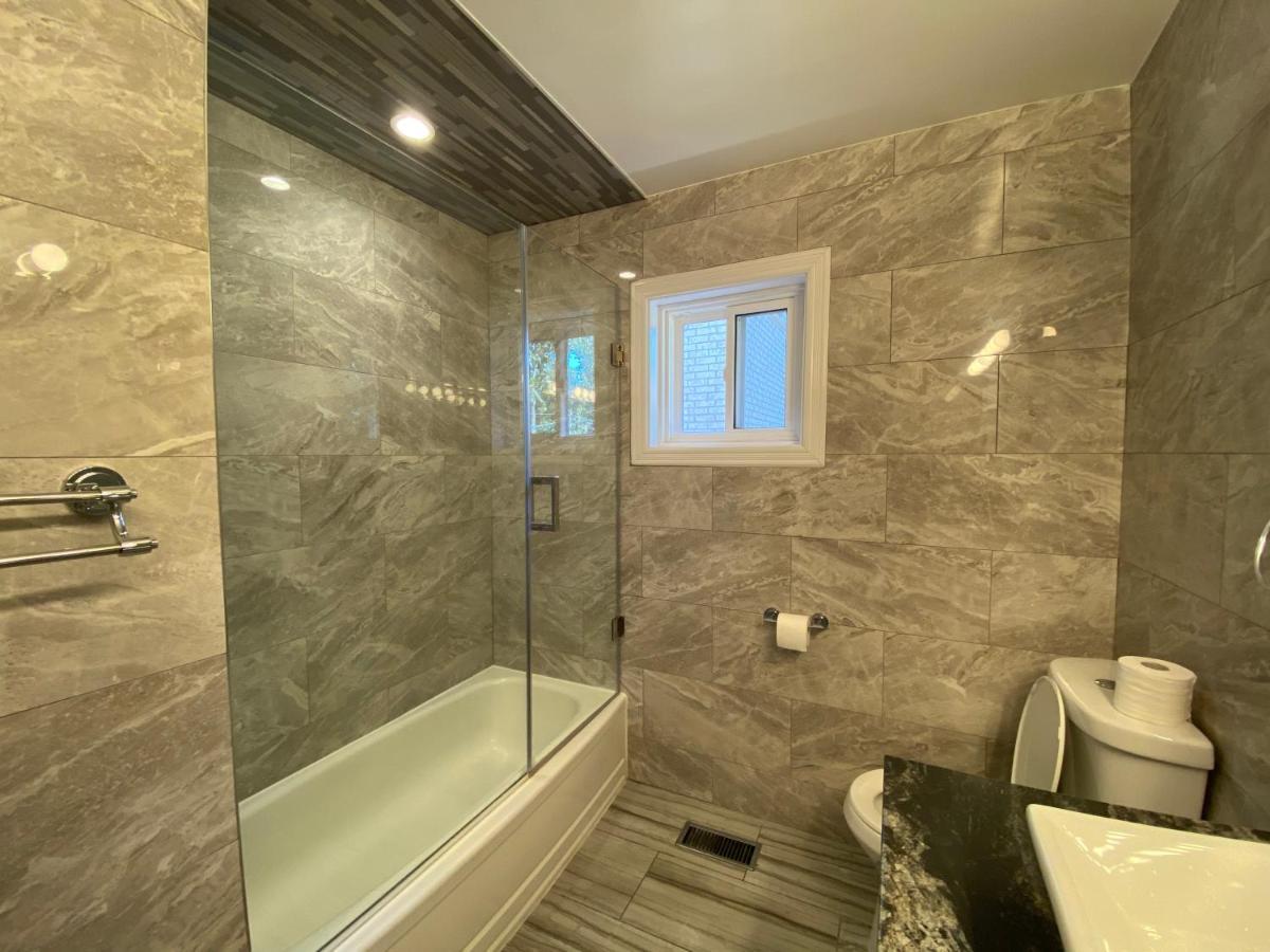 Yonge And Finch Subway !L Spacious & Bright Private Bedroom With Shared Amenties トロント エクステリア 写真